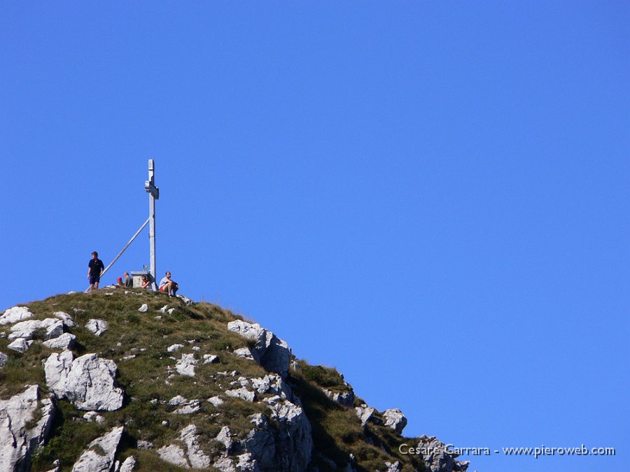 04-l'austera croce sull'esile balza di Oltre il Colle..jpg